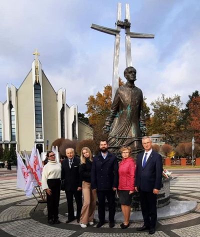 foto delegacji RCKU przy pomniku J.Popiełuszki